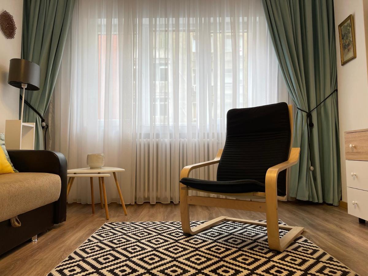 Apartment Super And Homey