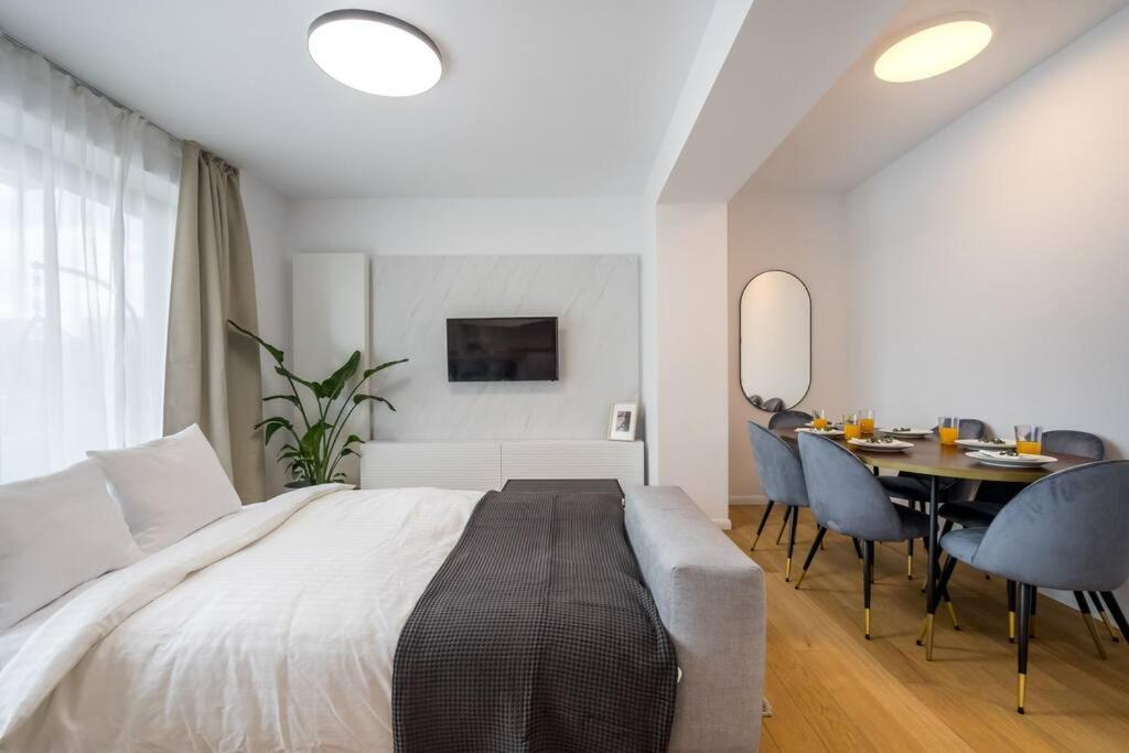 Luxurious New Penthouse + Parking Apartment *