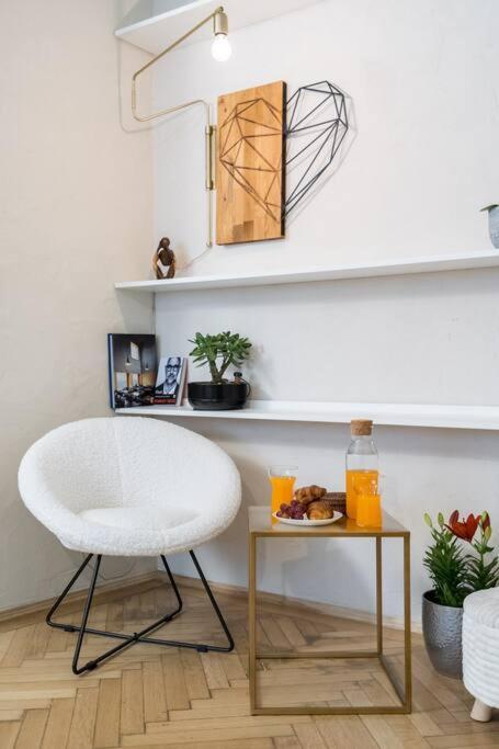 Stylish & Charming - Center