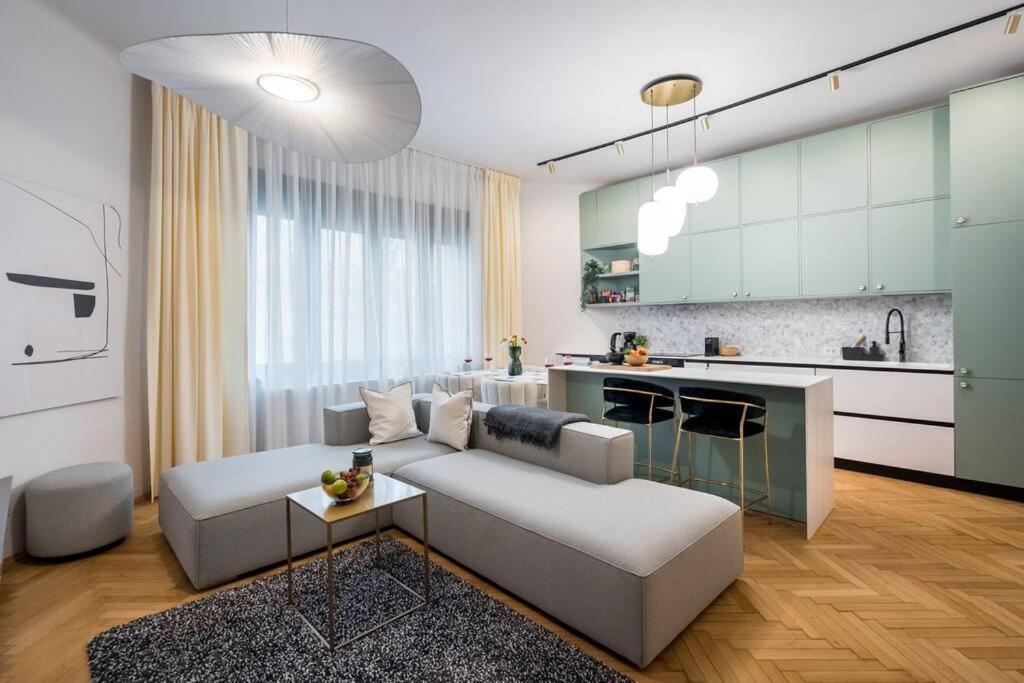 Stylish & Charming - Center