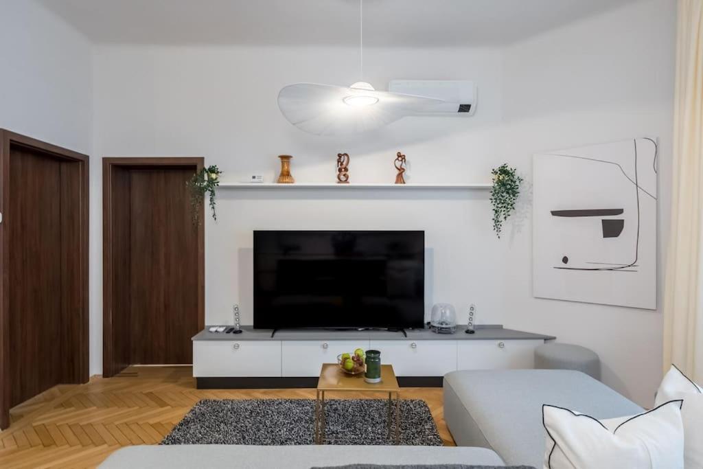 Stylish & Charming - Center *