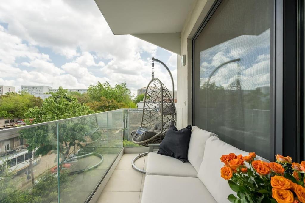 Luxurious New Penthouse + Parking Apartment