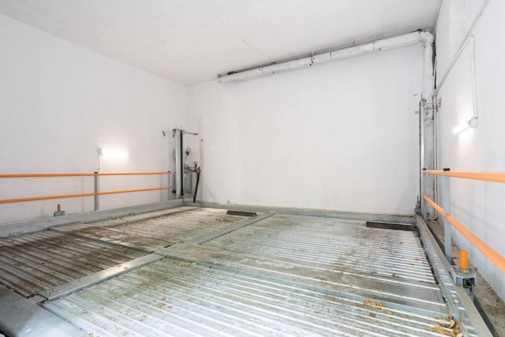 Luxurious New Penthouse + Parking Apartment