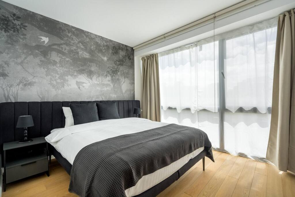 Luxurious New Penthouse + Parking Apartment *