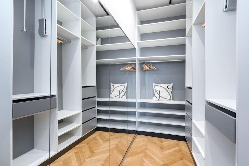 Stylish & Charming - Center *