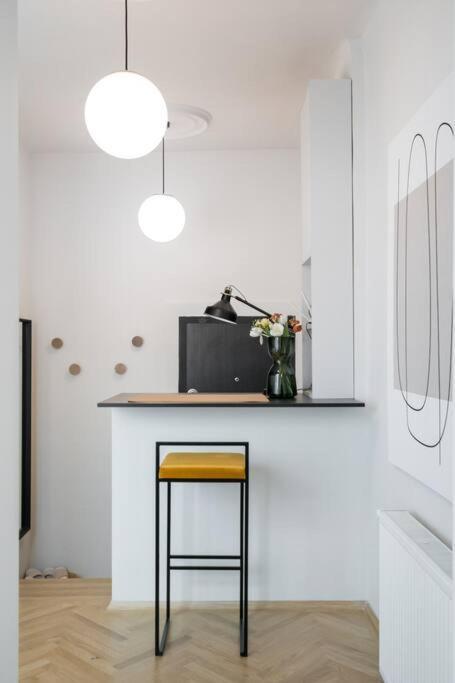 Stylish & Charming - Center *