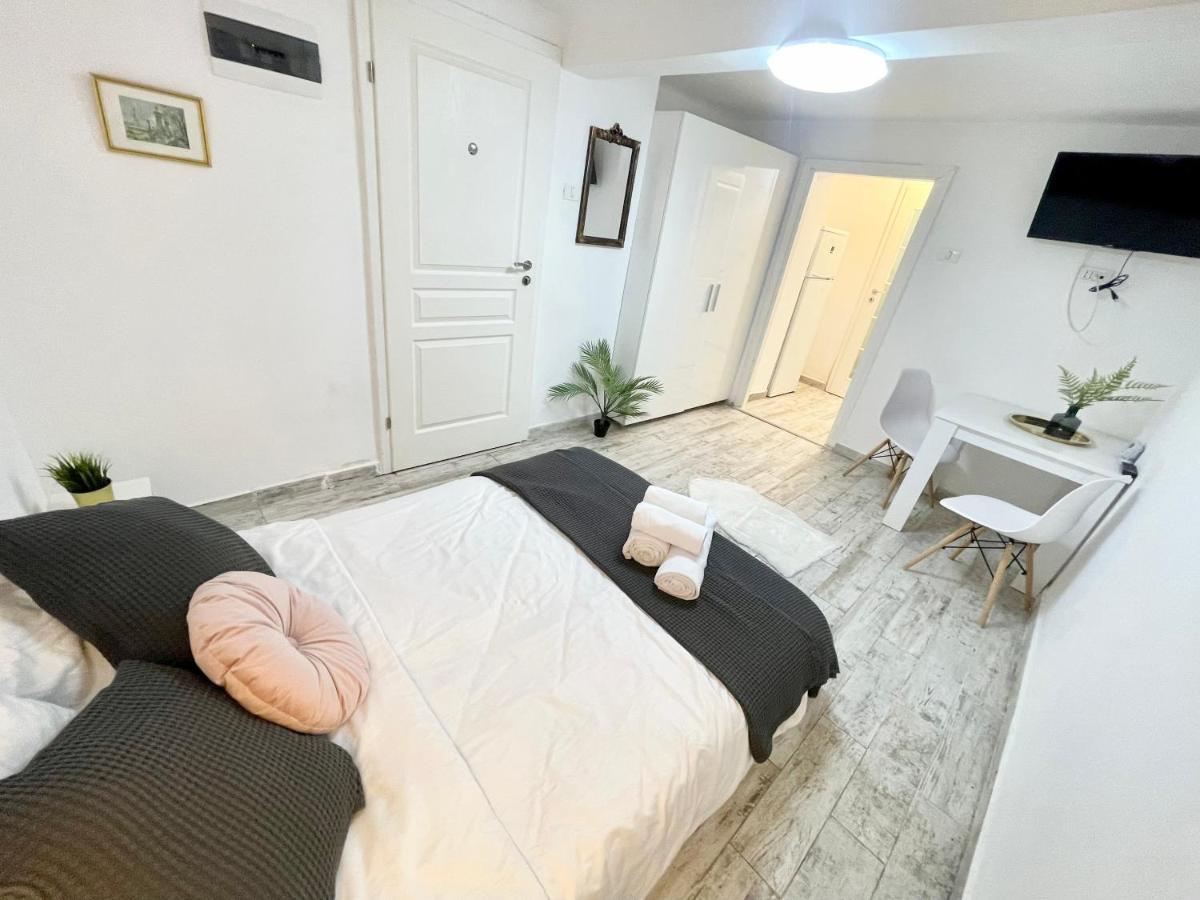 The Temple - Half Ground Level With Windows - Demisol Apartment *
