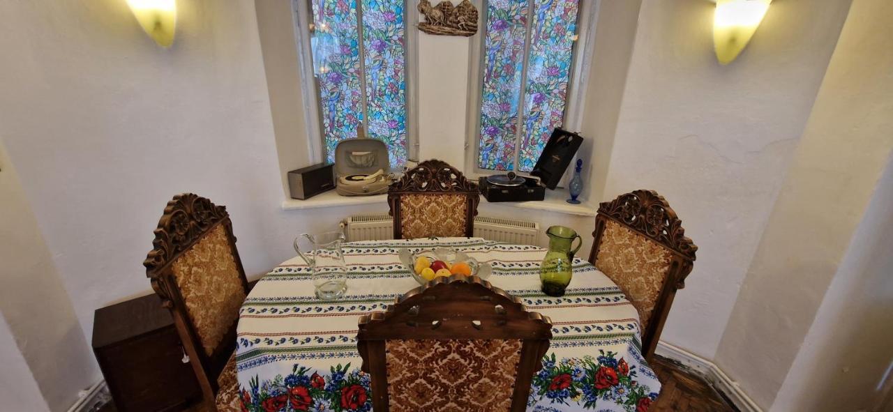 Apartamento Domum - The Comunist *