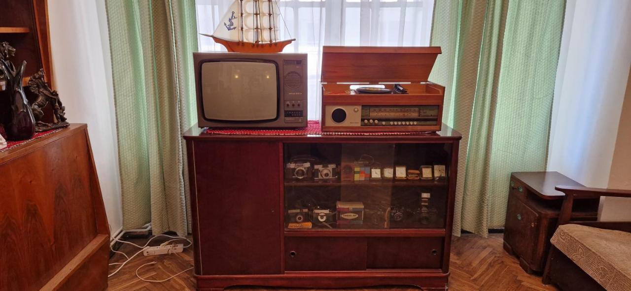 Apartamento Domum - The Comunist *