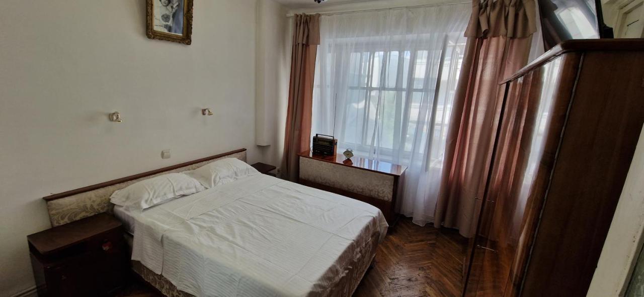 Apartamento Domum - The Comunist *