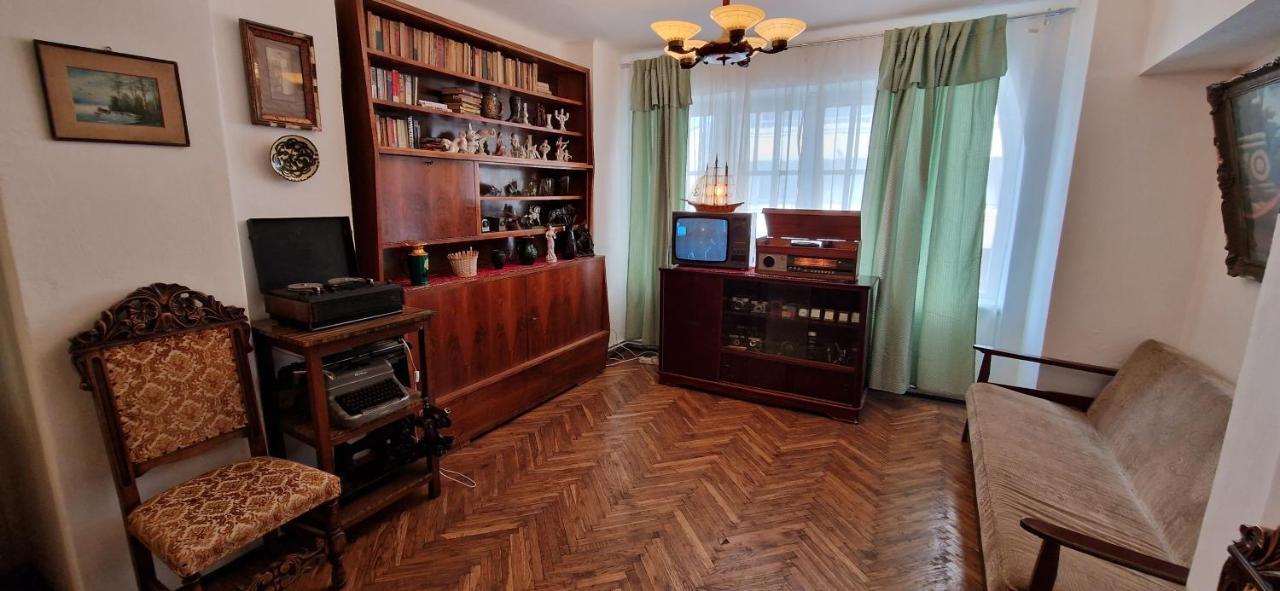 Apartamento Domum - The Comunist