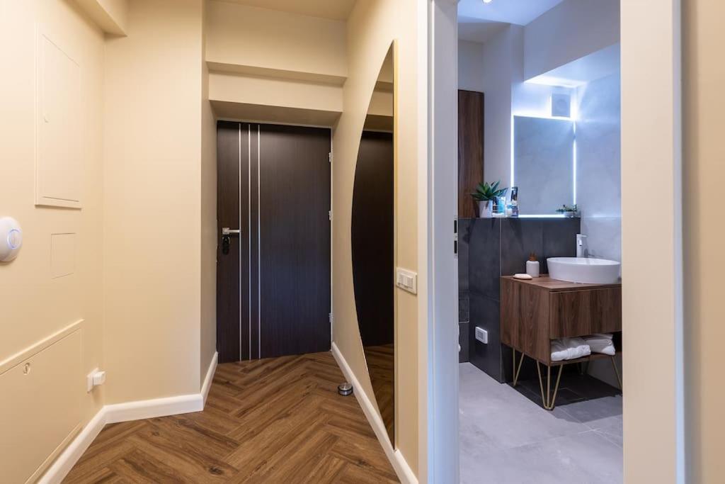 Apartment Floreasca 77 *