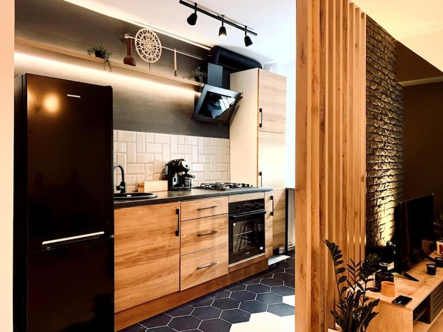 Heart Of The City - Modern Studio With Balcony *