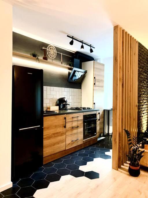 Heart Of The City - Modern Studio With Balcony *