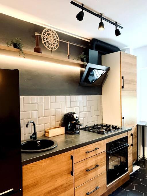 Heart Of The City - Modern Studio With Balcony Apartment *