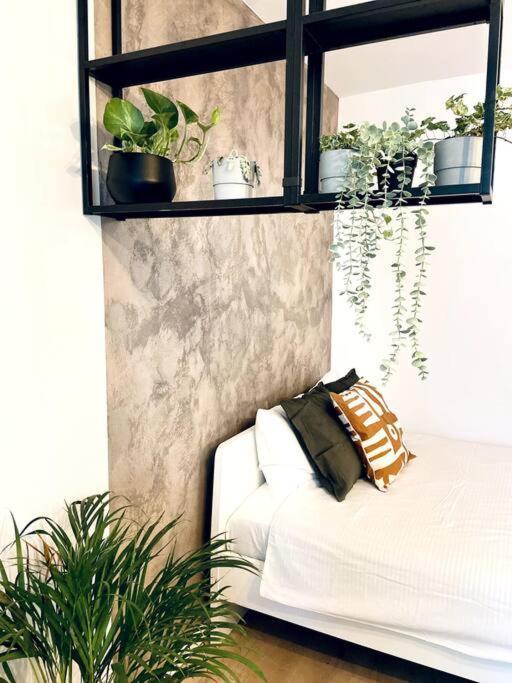 Heart Of The City - Modern Studio With Balcony *