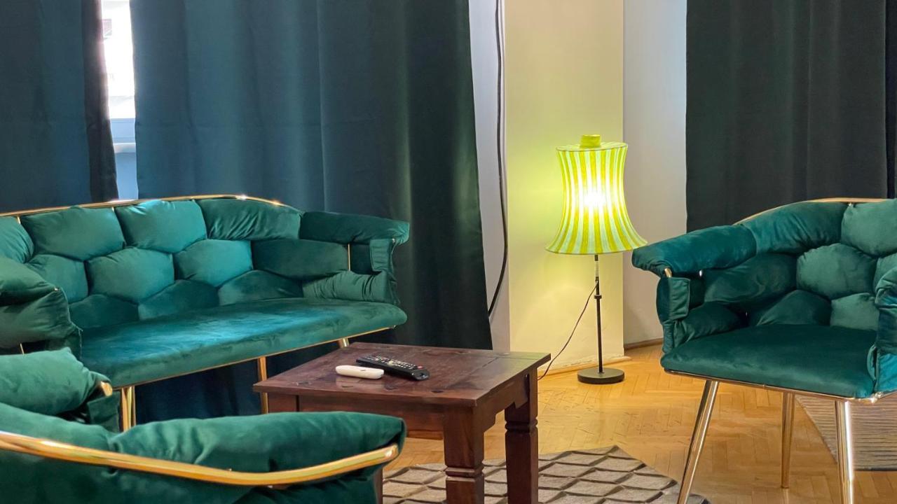Terrace Balcony Downtown Delight Old Town Oasis Center Universitate Square Old Town Apartment *