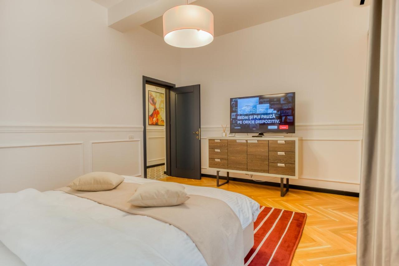 Historic Charm Meets Modern Comfort: Athenaeum 2br Apartment