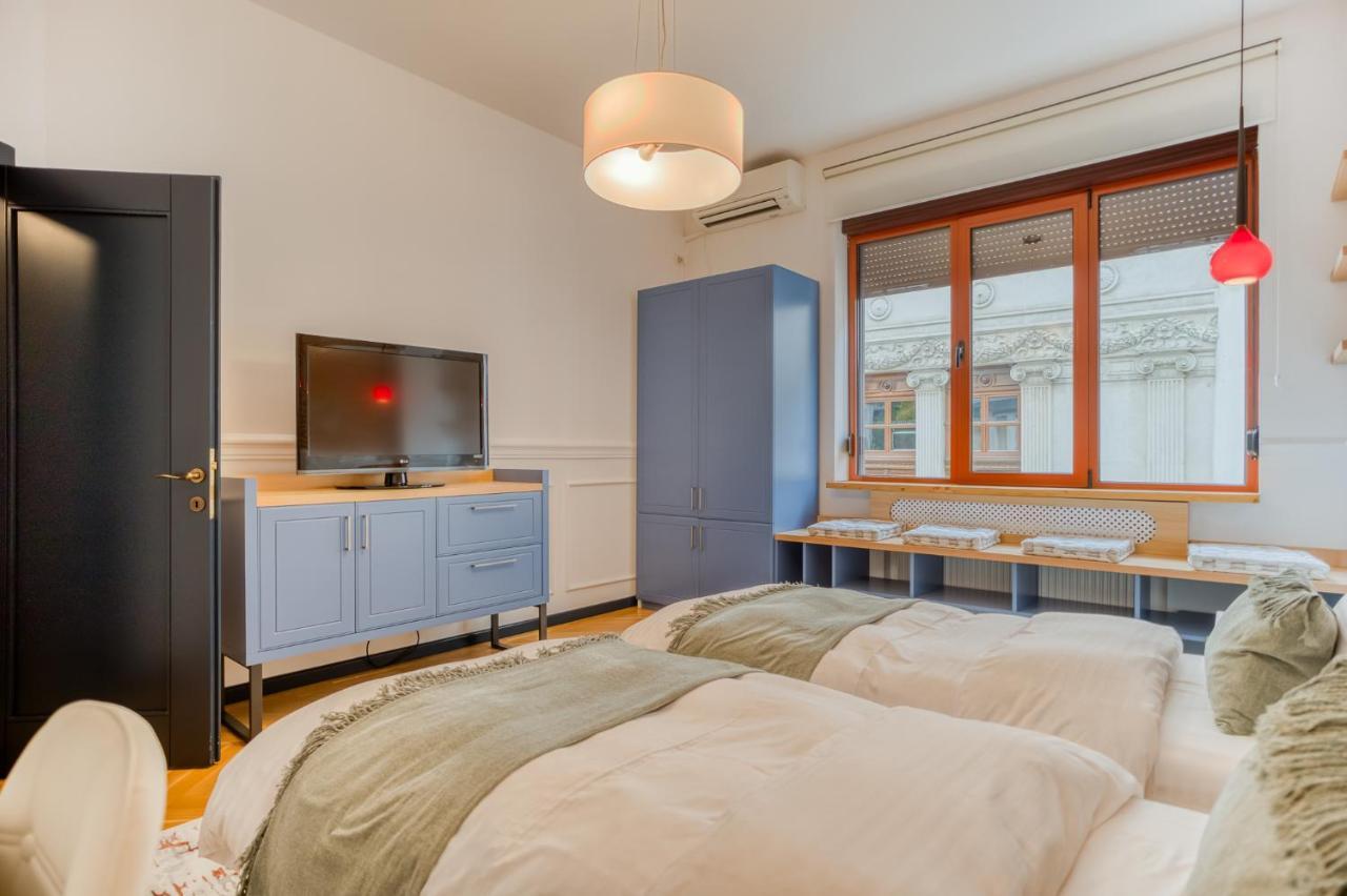 Historic Charm Meets Modern Comfort: Athenaeum 2br Apartment