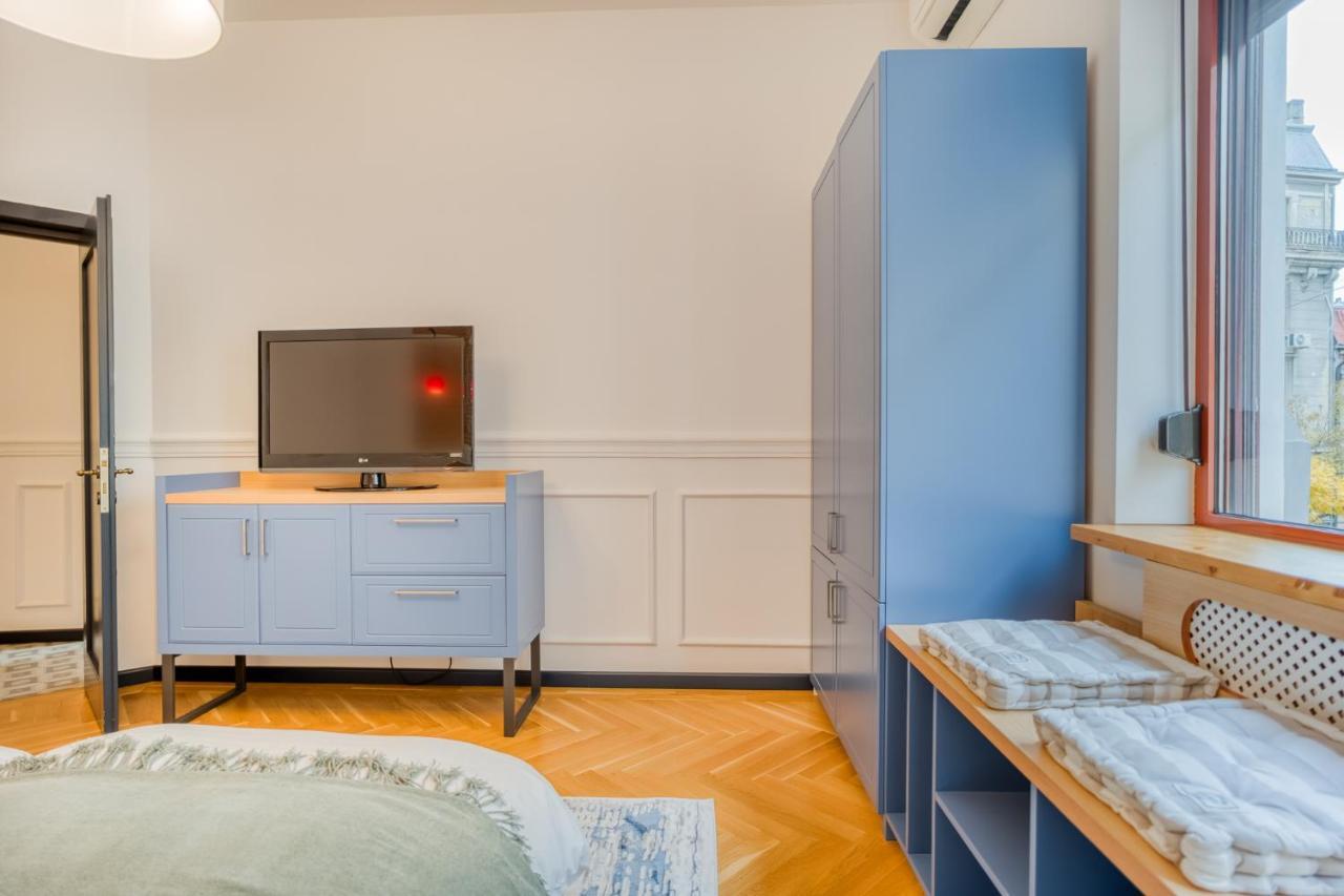 Historic Charm Meets Modern Comfort: Athenaeum 2br *
