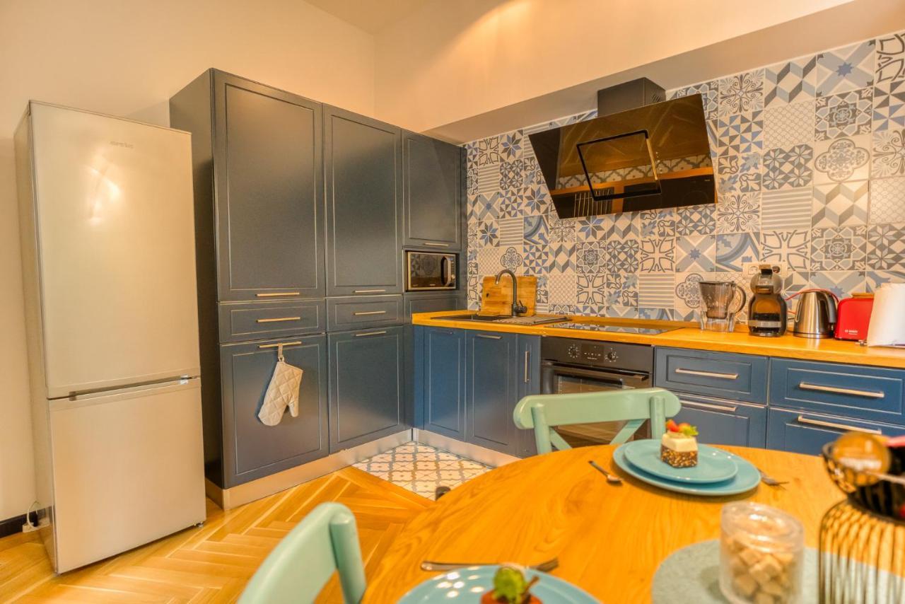 Historic Charm Meets Modern Comfort: Athenaeum 2br Apartment