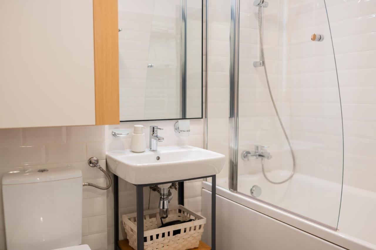 Historic Charm Meets Modern Comfort: Athenaeum 2br * Bucharest