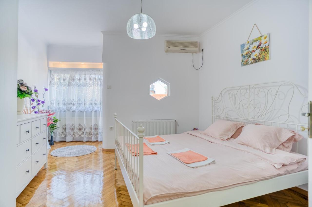 Suvenir Chic - Fusion Of Modern Elegance & Harmony Apartment
