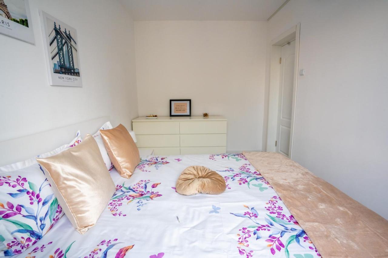 Quiet Ruby Horizon Apartment Bucharest