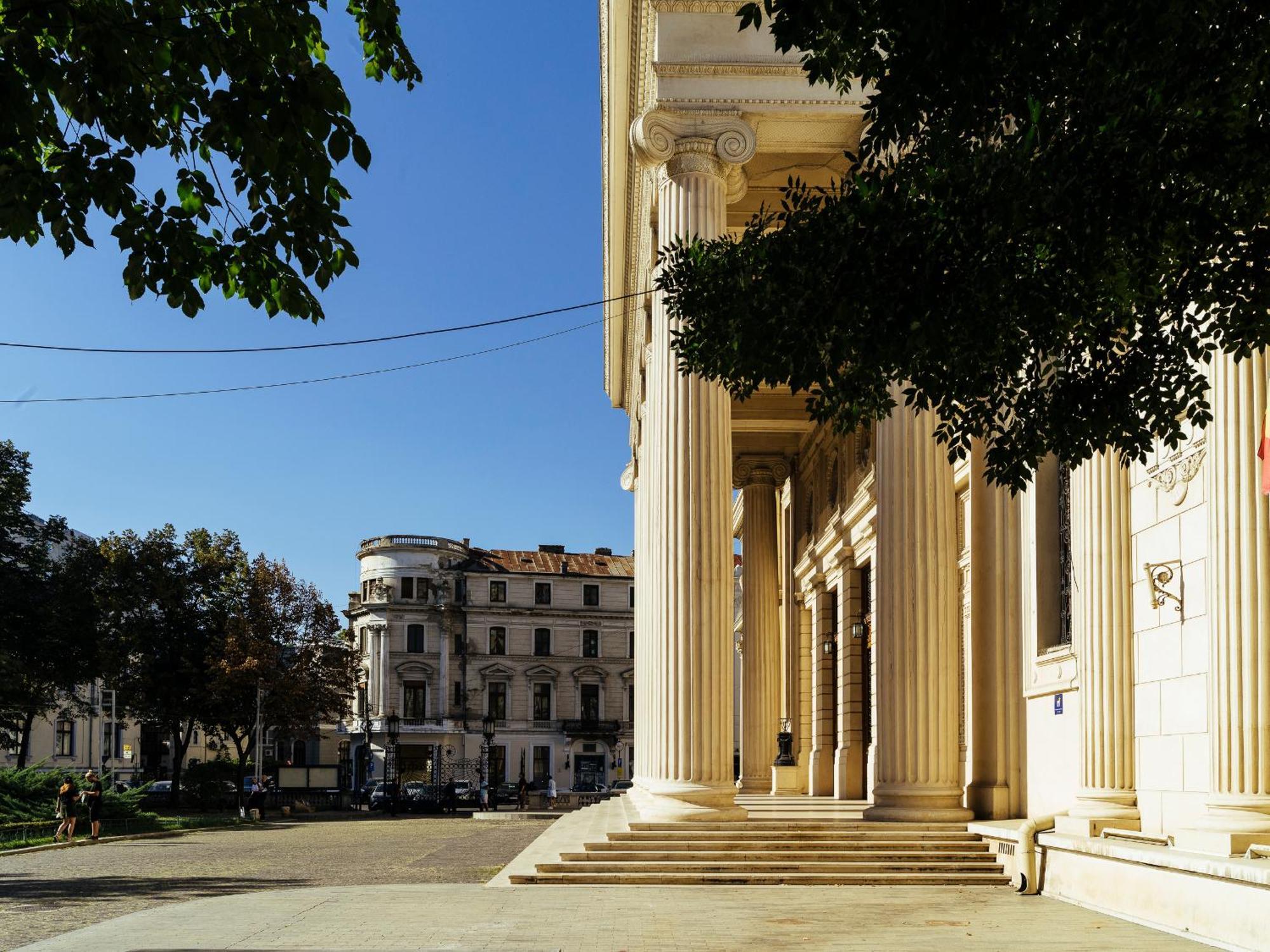 Gala Athenaeum - Amazing Architecture *