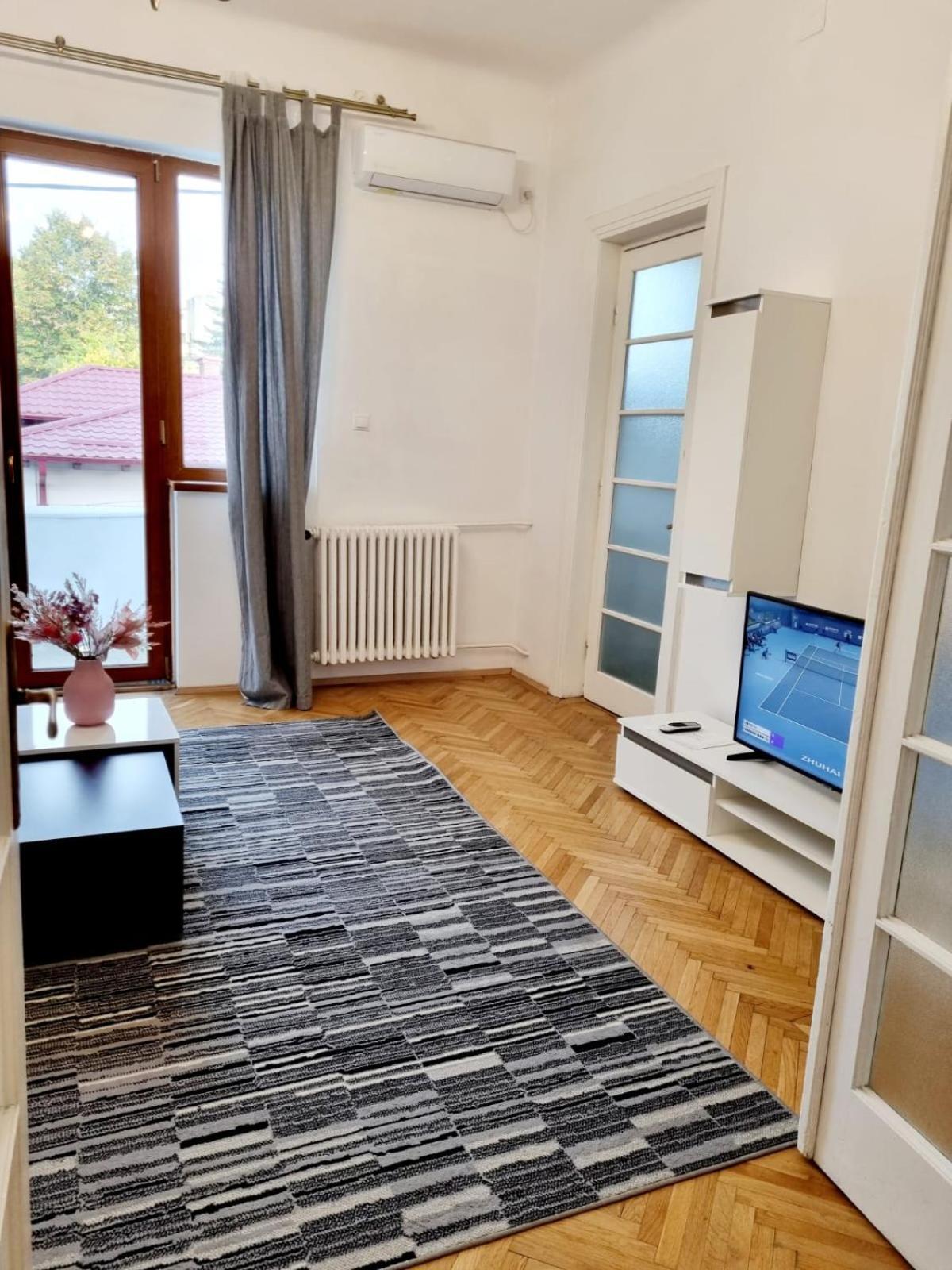 Cozy Near Center Apartment *