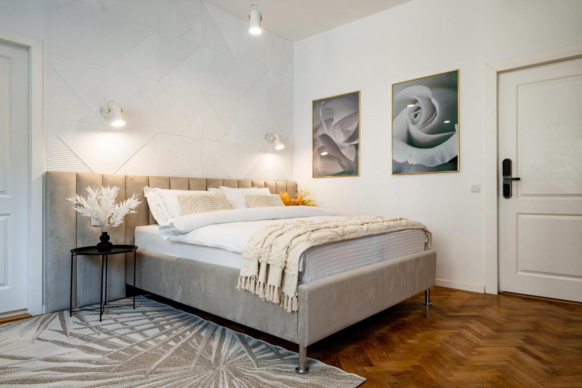 Apartamento Piata Natiunilor Unite Studios: Where Style Meets Bucharest's Pulse *