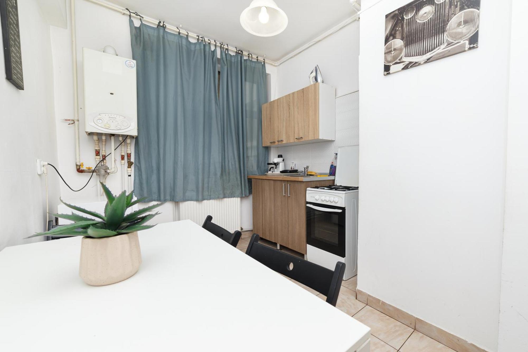 Color Eugen Carada St Apartment Bucharest