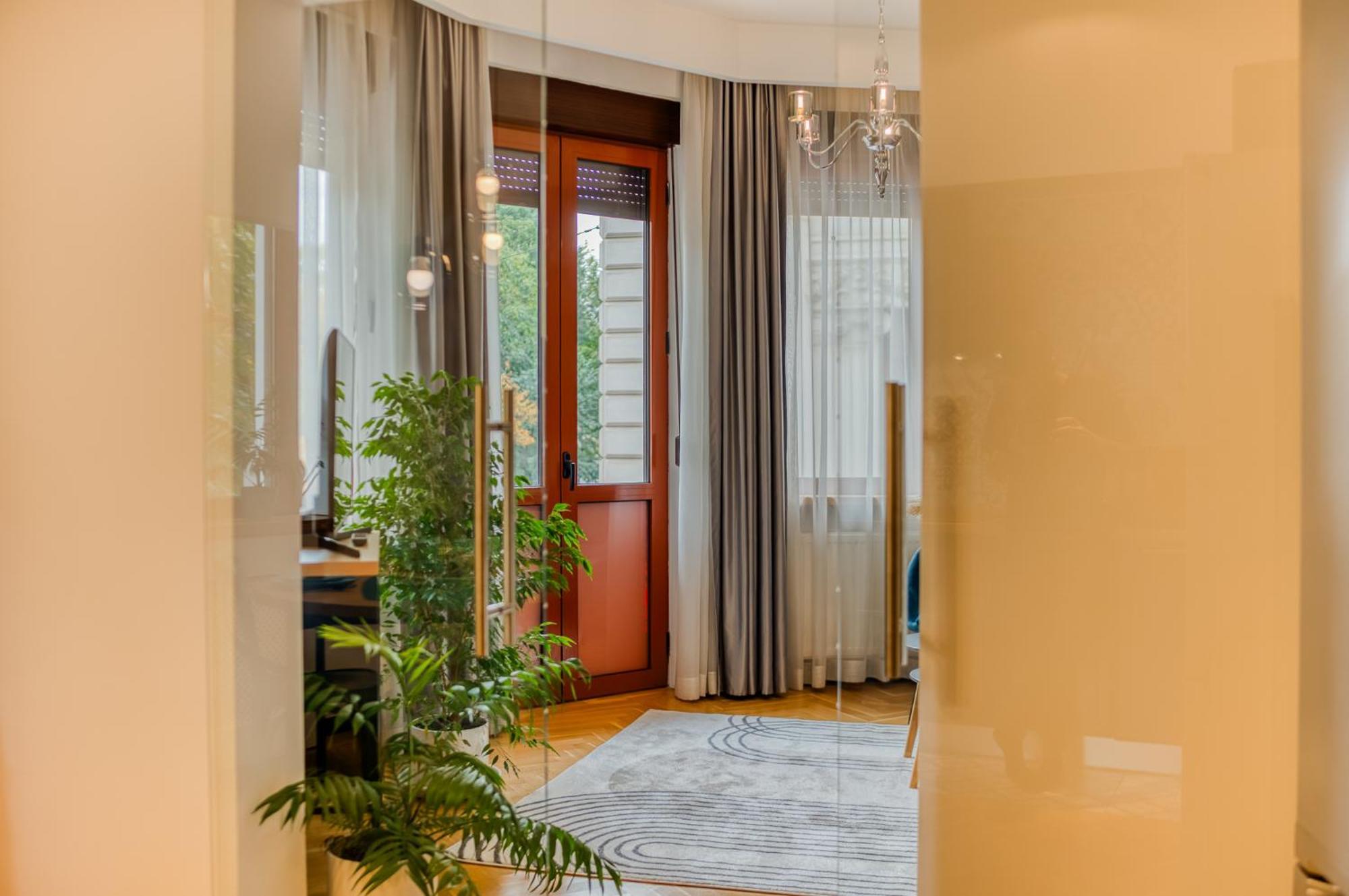 Historic Charm Meets Modern Comfort: Athenaeum 2br Bucharest