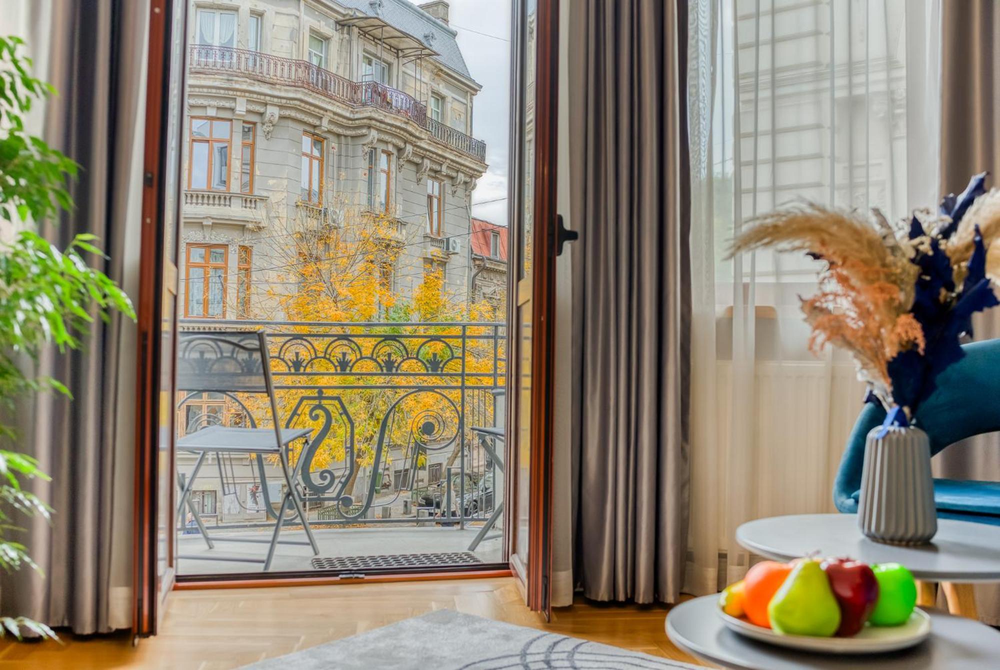 Historic Charm Meets Modern Comfort: Athenaeum 2br Apartment