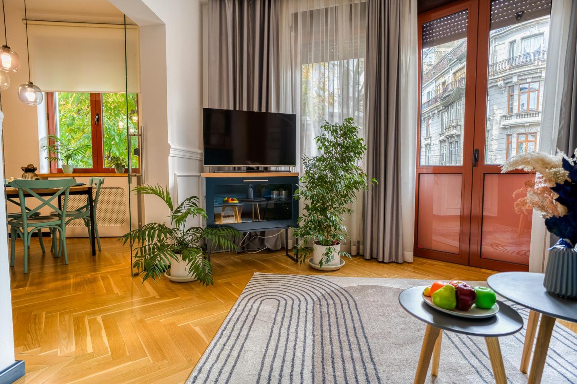 Historic Charm Meets Modern Comfort: Athenaeum 2br