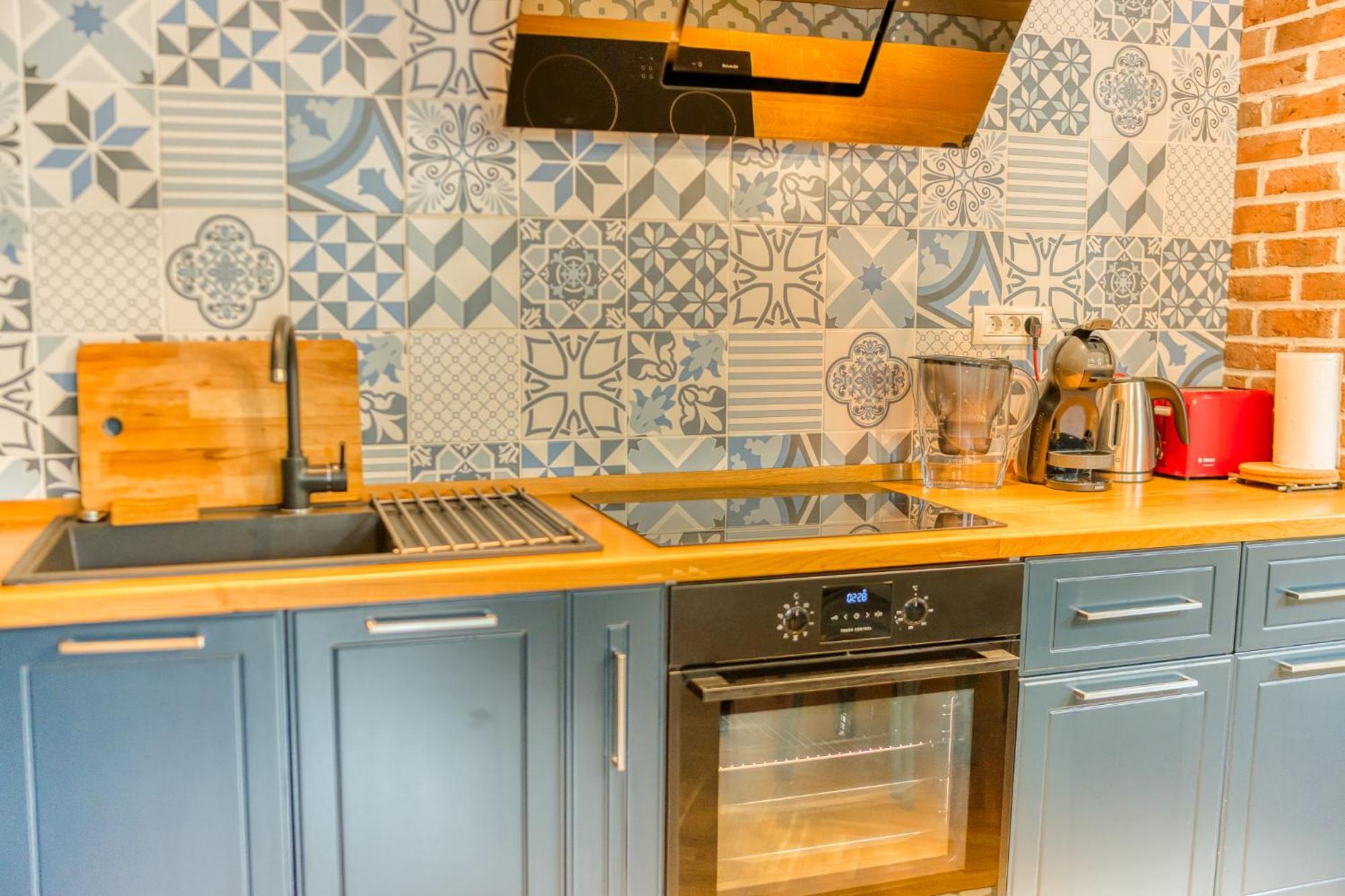Historic Charm Meets Modern Comfort: Athenaeum 2br Apartment