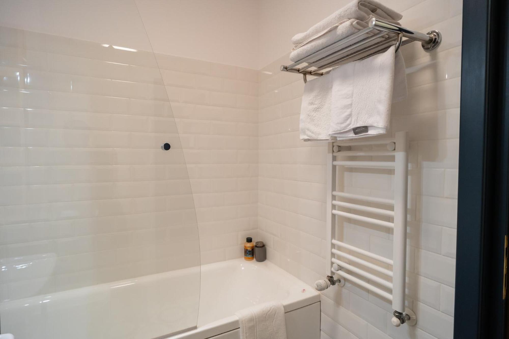 Apartment Historic Charm Meets Modern Comfort: Athenaeum 2br *