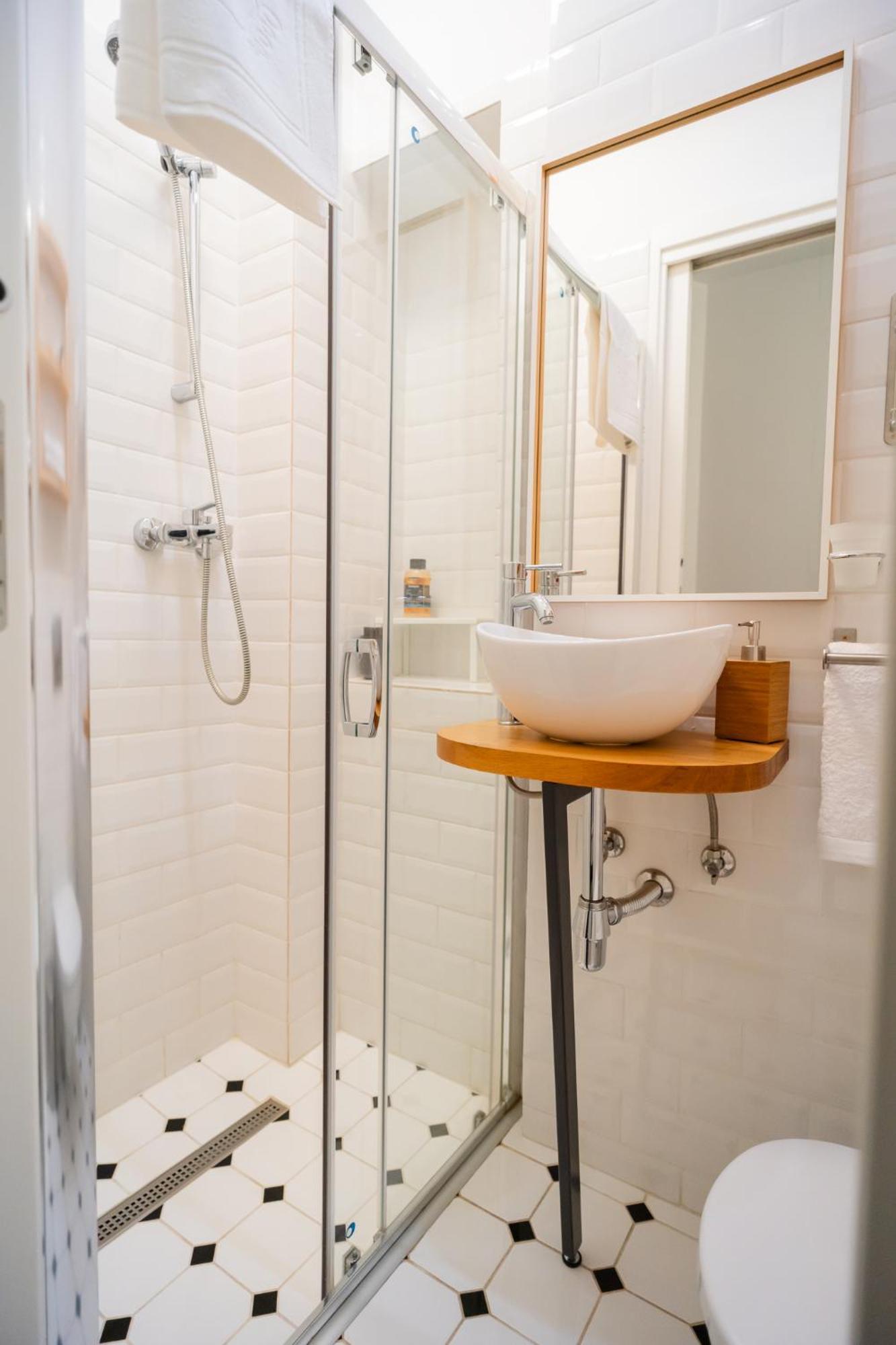 Historic Charm Meets Modern Comfort: Athenaeum 2br Apartment *