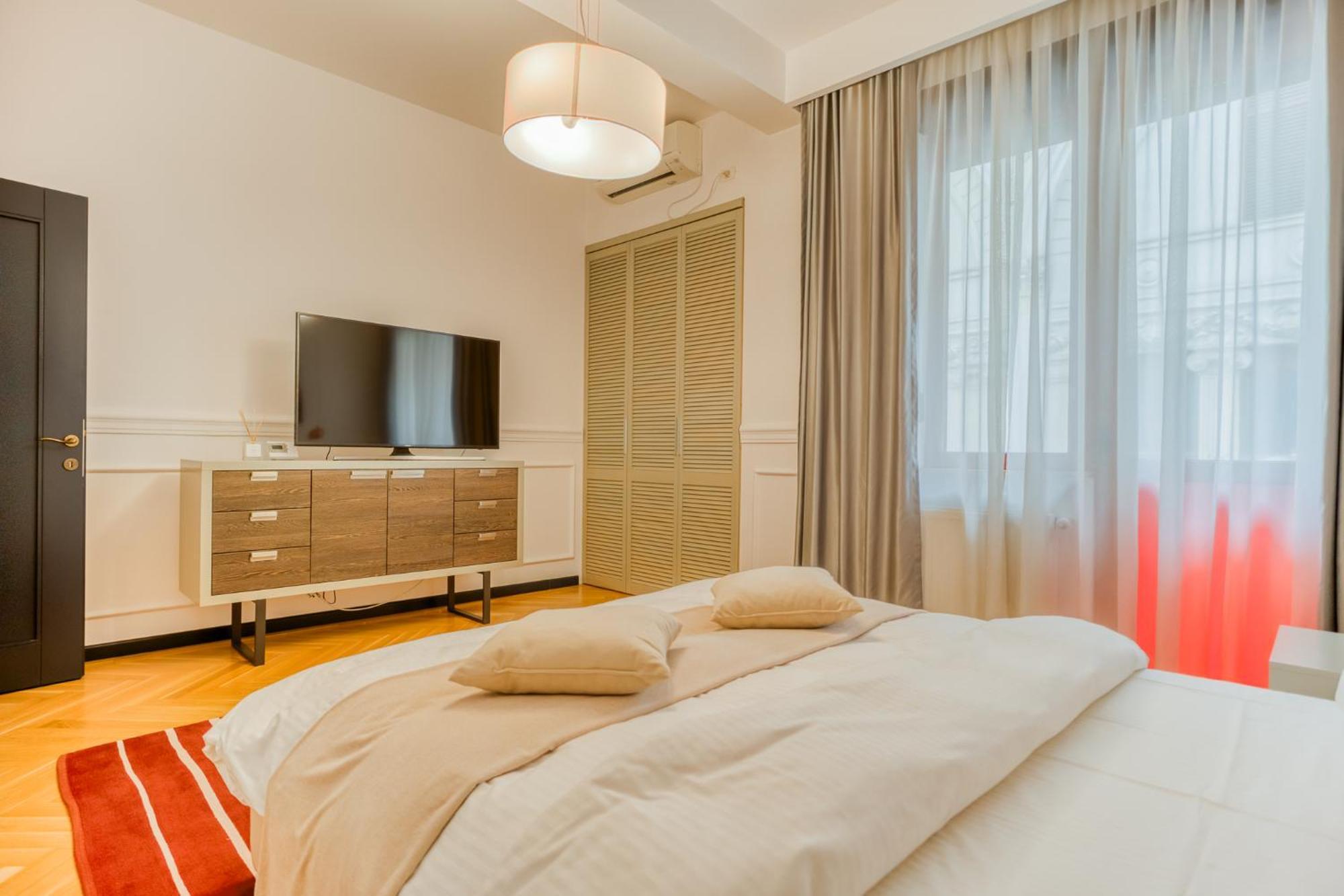 Historic Charm Meets Modern Comfort: Athenaeum 2br * Bucharest