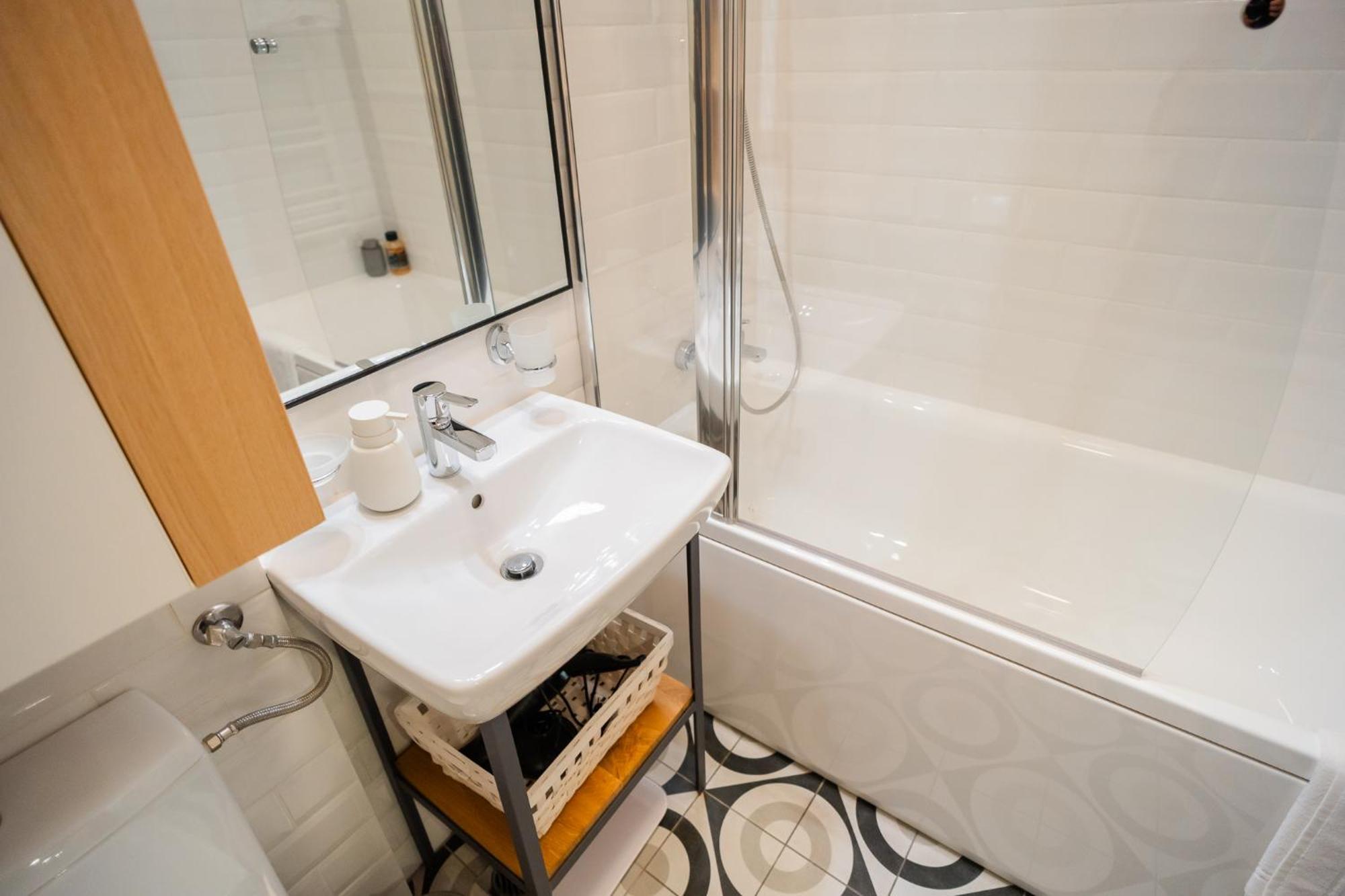 Historic Charm Meets Modern Comfort: Athenaeum 2br Apartment Bucharest
