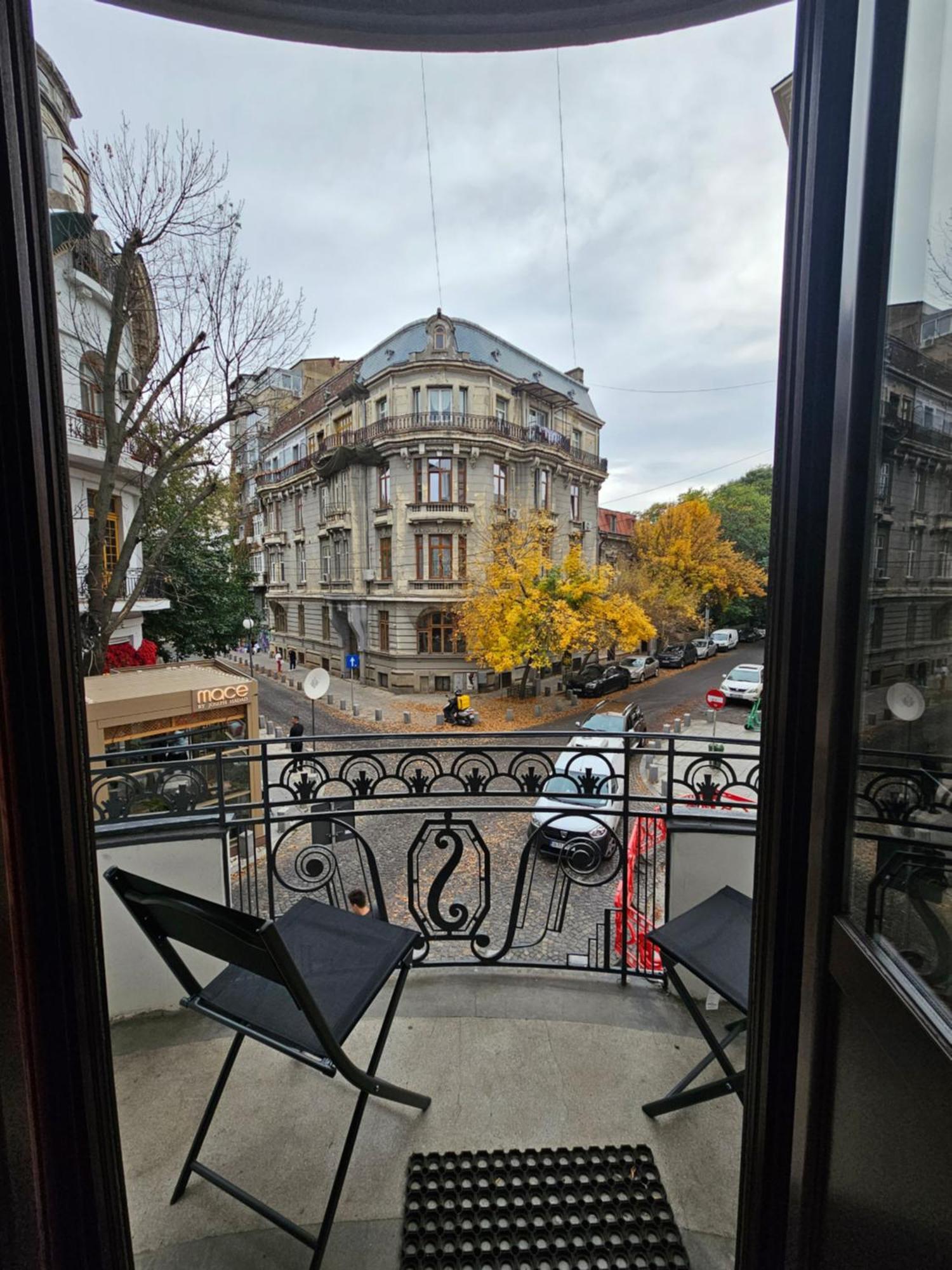 Historic Charm Meets Modern Comfort: Athenaeum 2br *