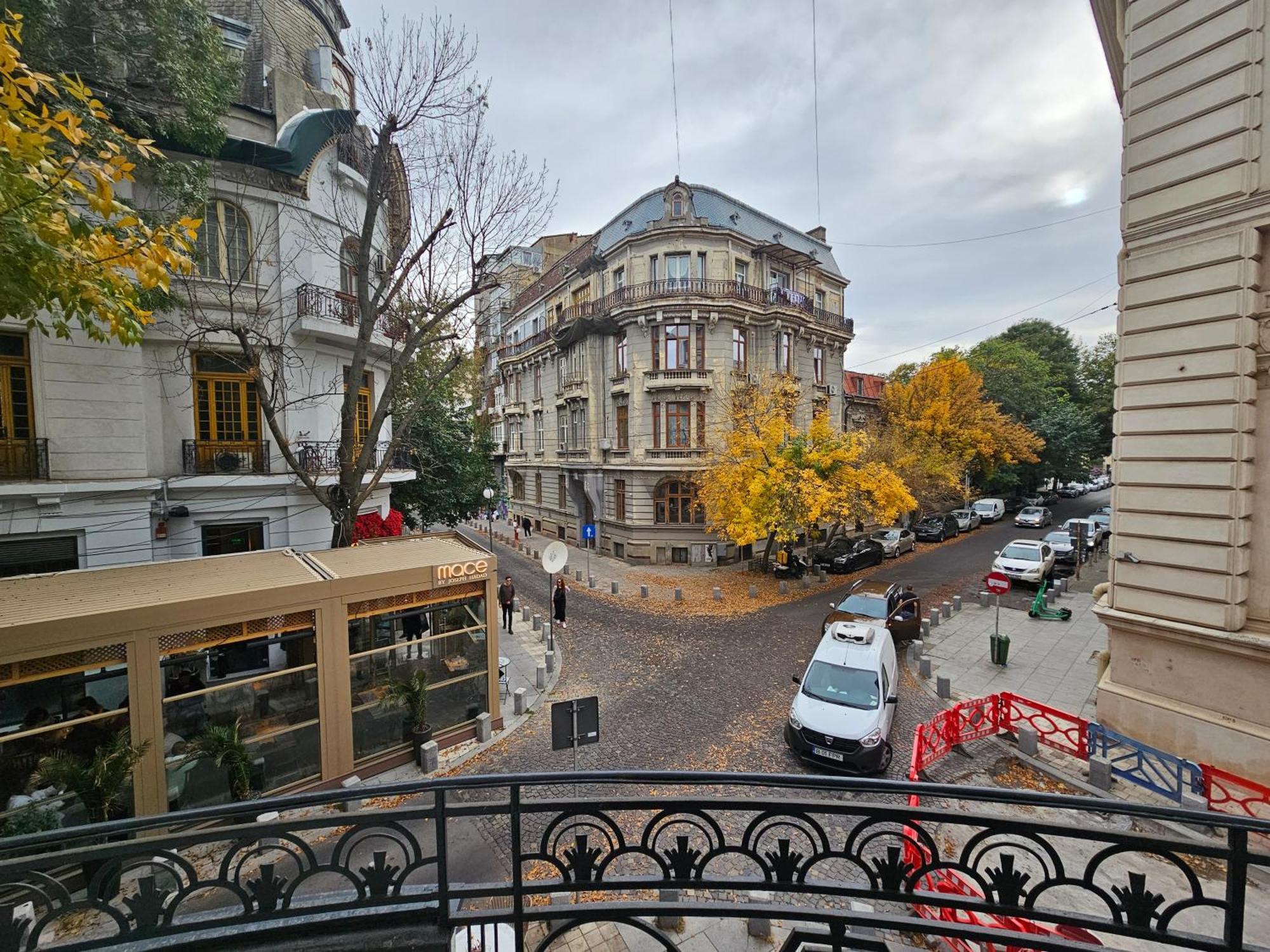 Historic Charm Meets Modern Comfort: Athenaeum 2br Apartment