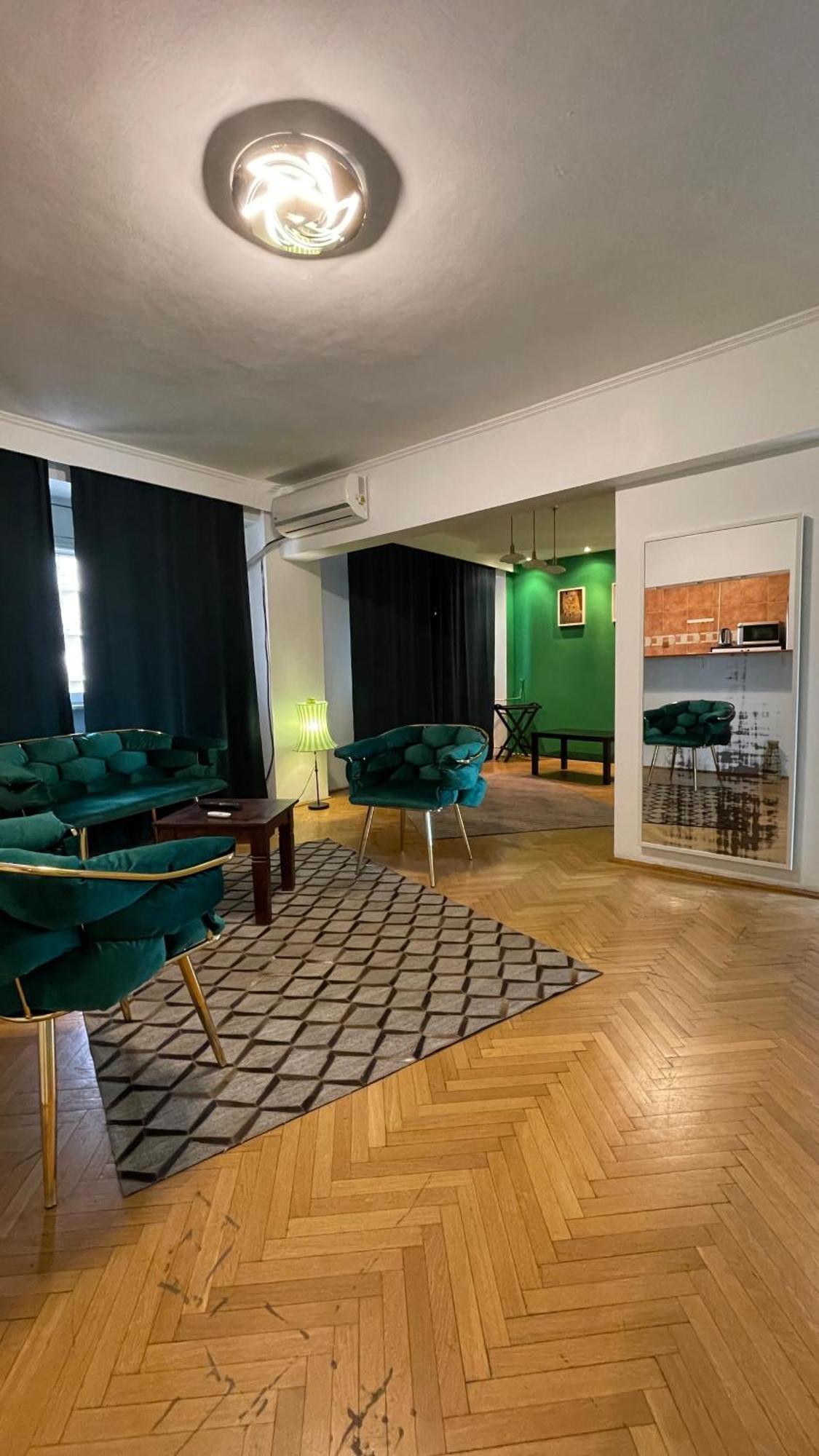 Terrace Balcony Downtown Delight Old Town Oasis Center Universitate Square Old Town *