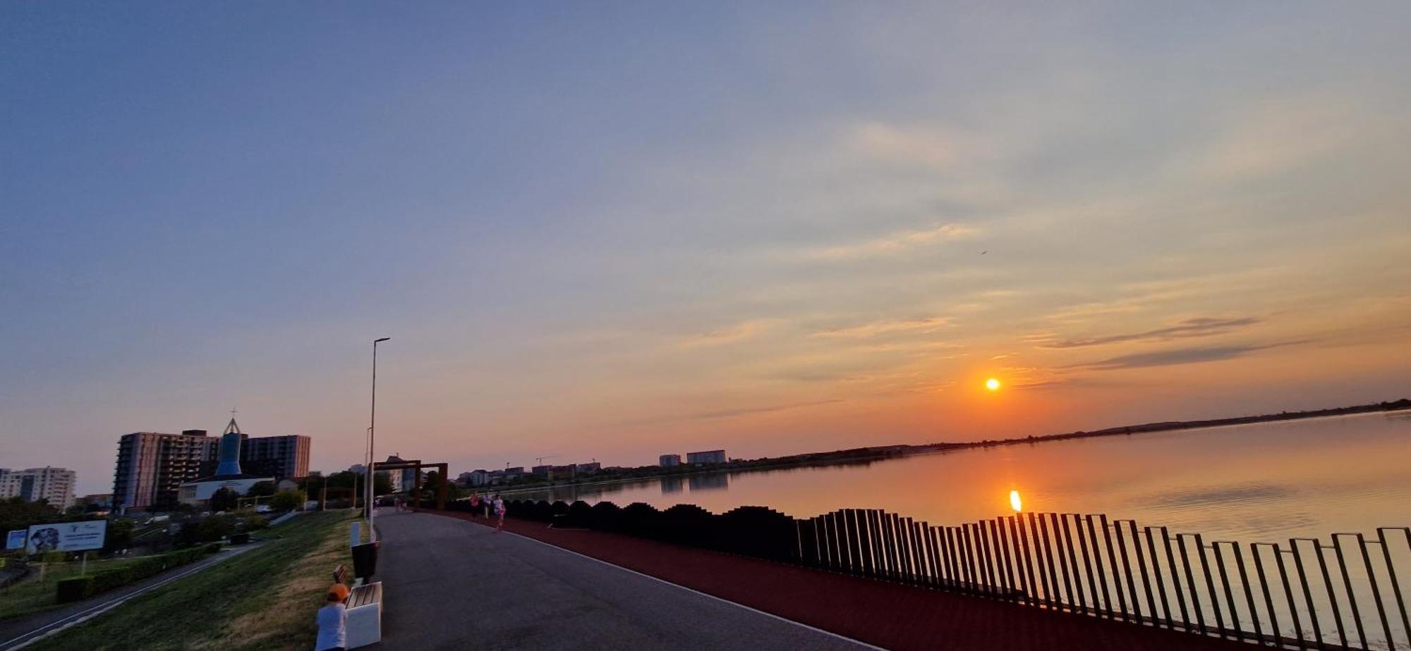 Apartment Free Parking & Self Check-in Westside Near The Lake, Lacul Morii, Near Metro Stations Sector 6