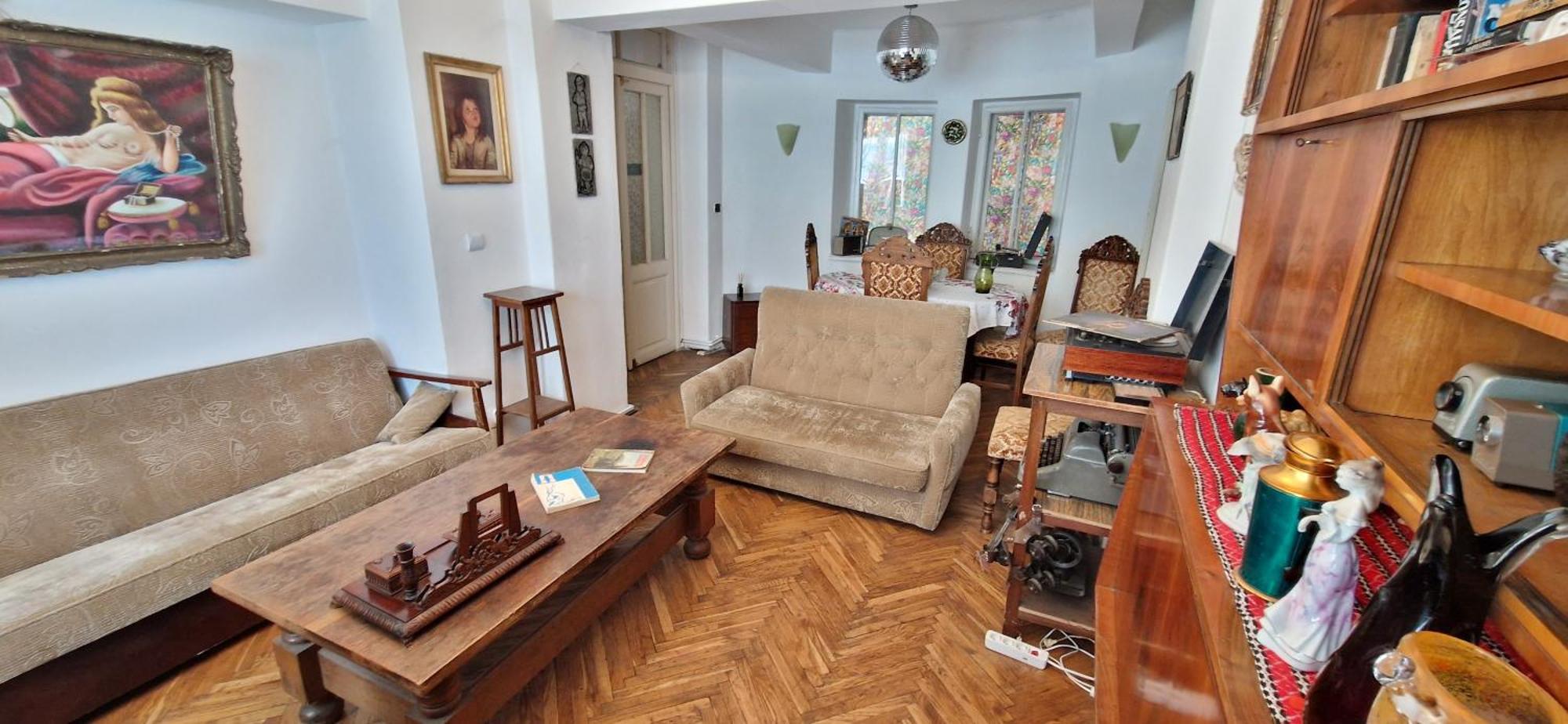 Apartamento Domum - The Comunist *