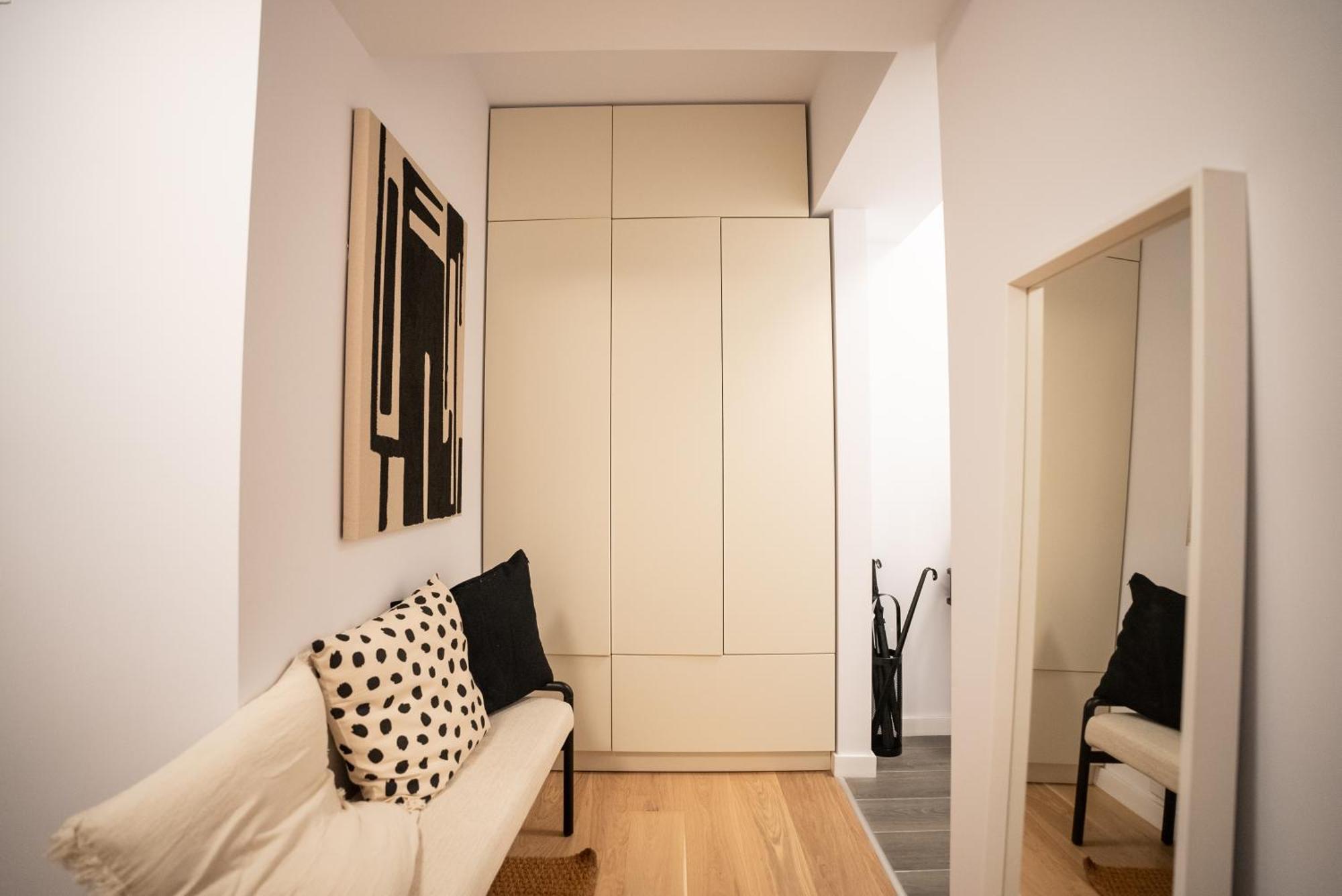 The Level Sanctuary: Free Parking & Netflix Apartment Bucharest
