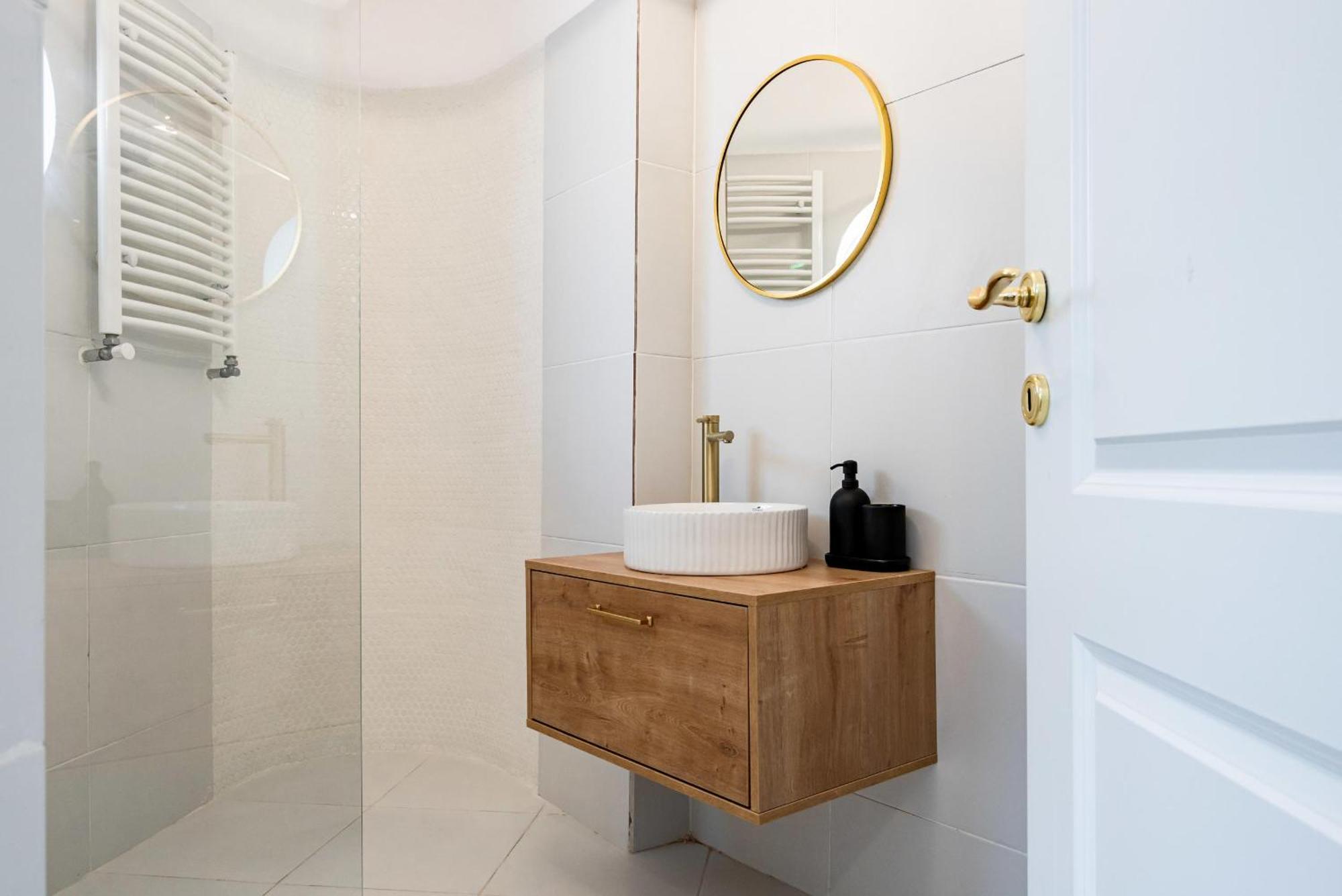 Piata Natiunilor Unite Studios: Where Style Meets Bucharest's Pulse Apartamento *