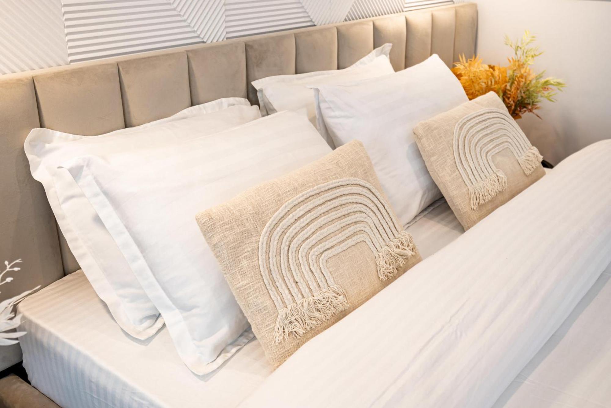 Piata Natiunilor Unite Studios: Where Style Meets Bucharest's Pulse *