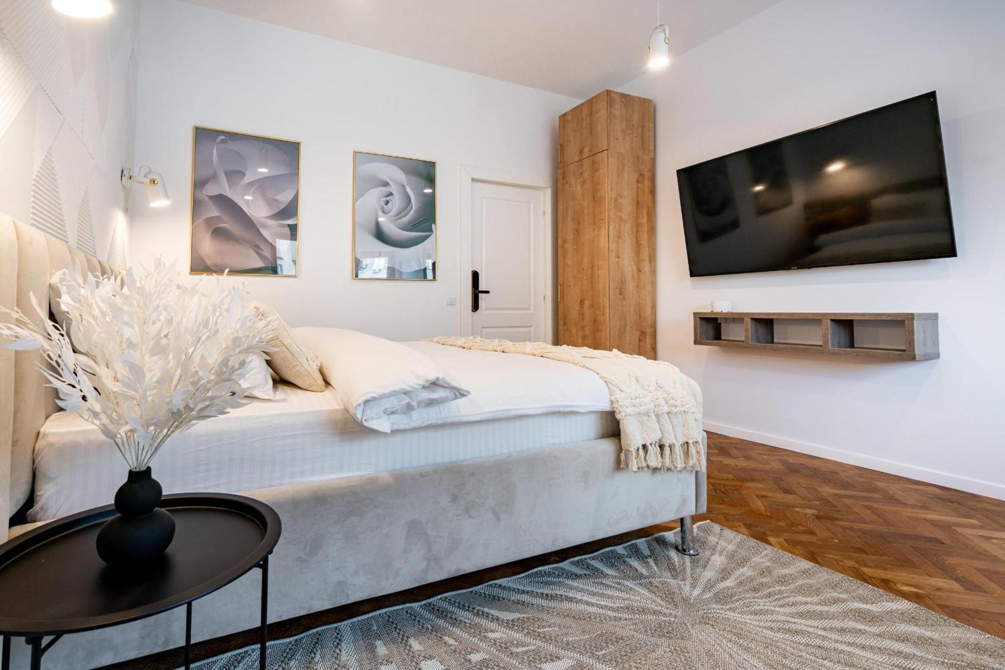 Piata Natiunilor Unite Studios: Where Style Meets Bucharest's Pulse Apartamento *