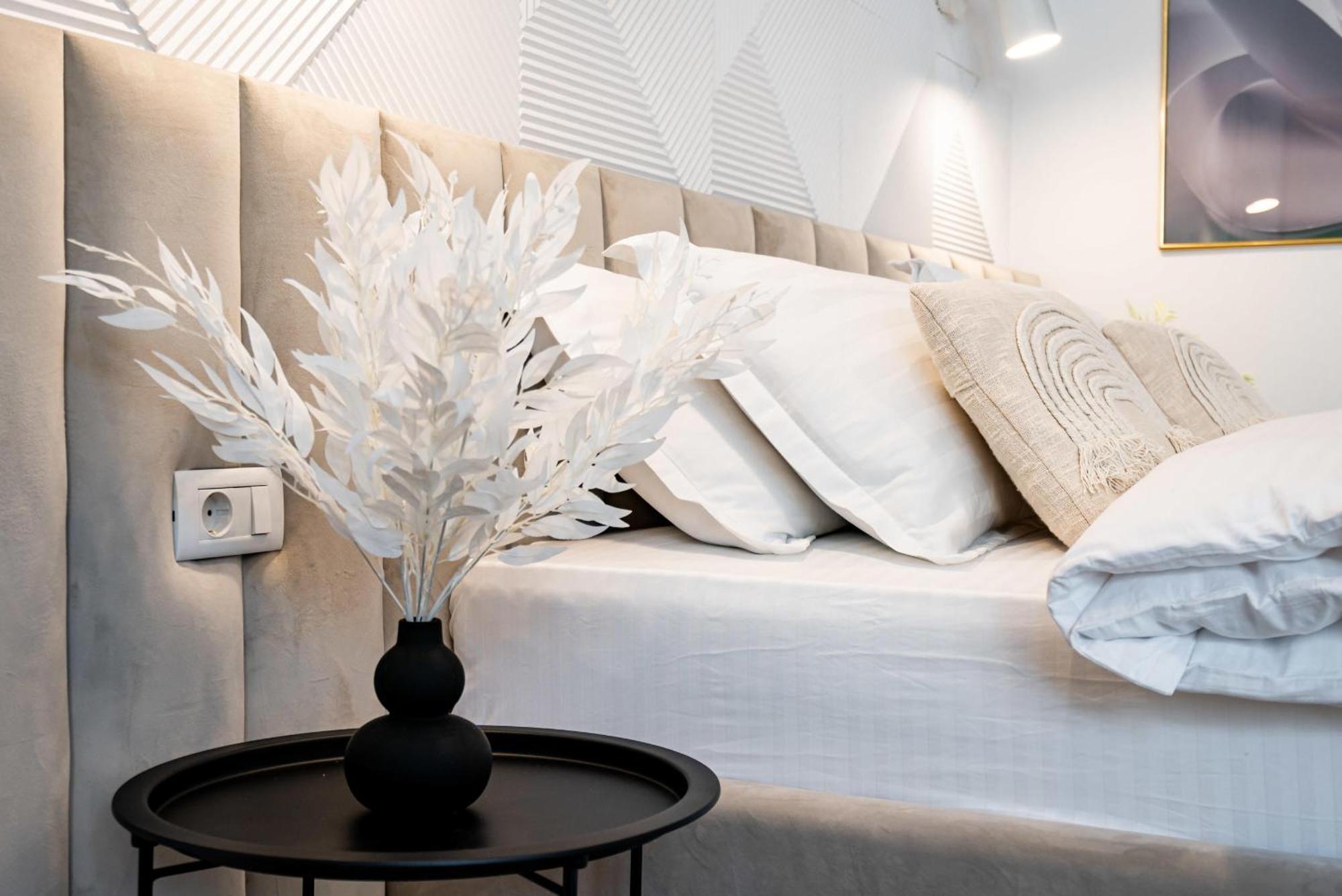 Apartamento Piata Natiunilor Unite Studios: Where Style Meets Bucharest's Pulse *